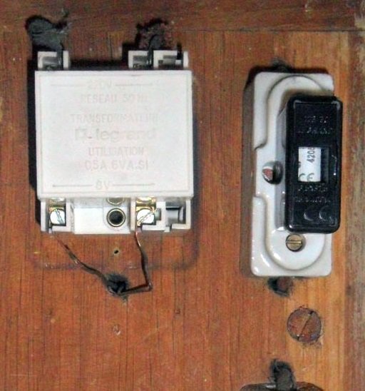 Rénovation de vieux fils électriques par un électricien Brest